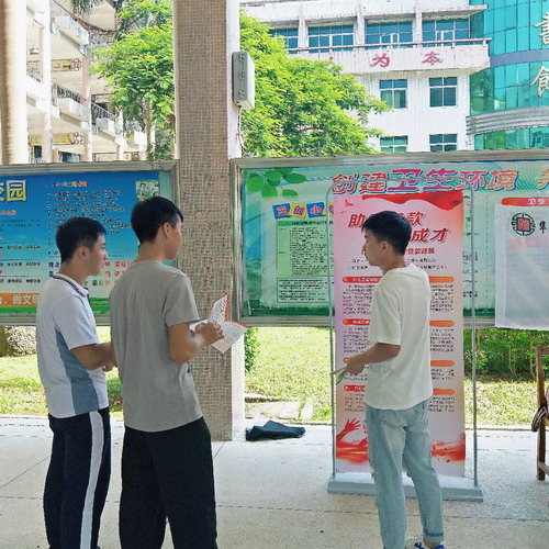 队员主动为同学讲解国家资助政策.JPG